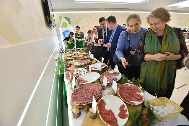 После жалоб сенаторов на дорогую еду в Сеть выложили меню «забегаловки» Совфеда