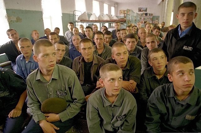 Школьник с судимостью кинул стул в голову учителя в Сибири