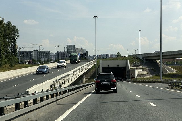 Рабочие начали наносить разметку на дорогах Екатеринбурга