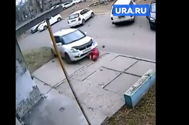 Водитель сбил пенсионерку, высадил пассажира и переехал ее второй раз