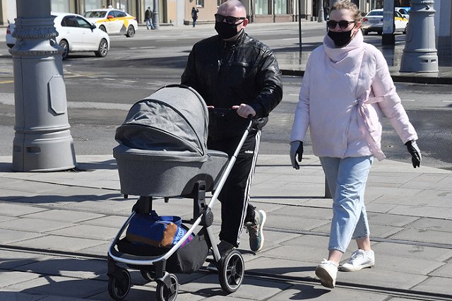 Жителей Москвы обязали носить защитные маски и перчатки во время эпидемии коронавируса