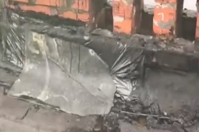 В Нижнем Тагиле и Екатеринбурге крыши нескольких домов отремонтировали целлофаном