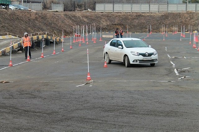 Инструкторы автошкол Екатеринбурга рассказали, тяжелее ли стало курсантам сдать на права