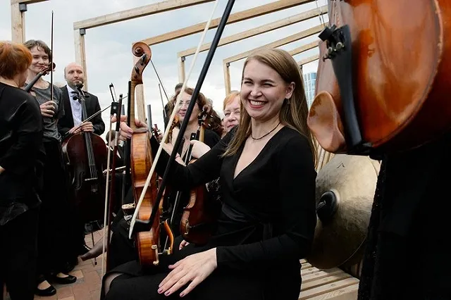 Не говорить «поверх» другого. Тренер по общению поделилась секретами повышения «симпатичности»