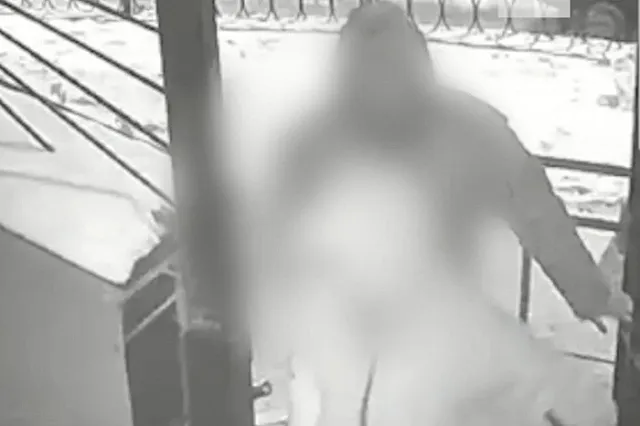 Неизвестные проникли на закрытую парковку элитного екатеринбургского ЖК и повредили десяток авто