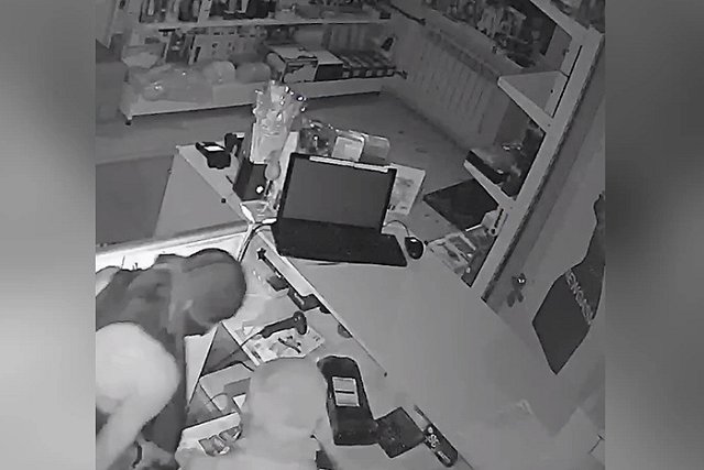 В Екатеринбурге подростки дерзко ограбили секс-шоп