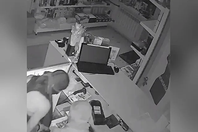 В Екатеринбурге подростки дерзко ограбили секс-шоп