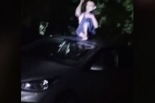 В Екатеринбурге неадекватный тип залез на чужую машину и колотил по ней ножом