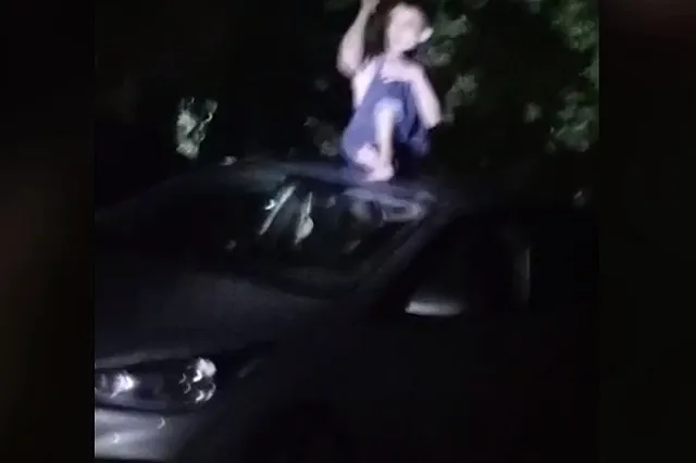 В Екатеринбурге неадекватный тип залез на чужую машину и колотил по ней ножом