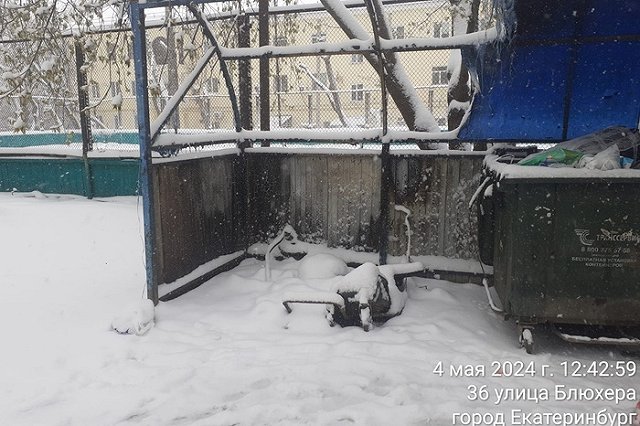 Екатеринбуржцы сожгли 40 контейнеров для мусора и сломали ещё 70 баков