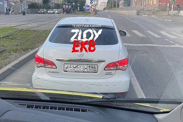 Екатеринбуржцы встали на сторону водителя, якобы не пропускавшего автомобиль скорой помощи