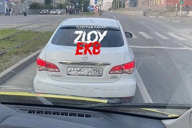 Екатеринбуржцы встали на сторону водителя, якобы не пропускавшего автомобиль скорой помощи