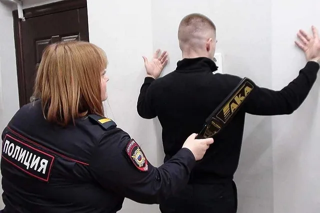 В Екатеринбурге задержали 22-летнего курьера мошенников, похитившего у школьного физрука 6 миллионов