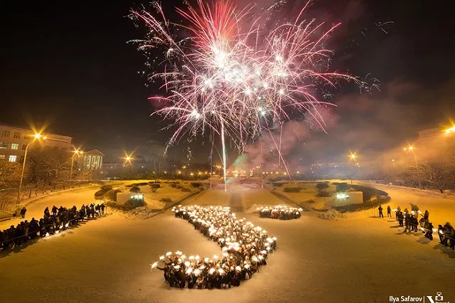 Школьники выстроились возле УрФУ в гигантский ум