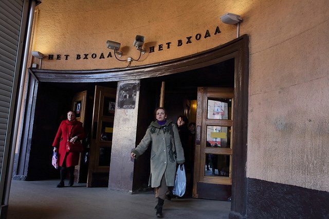 Хулиганы атаковали поезд метро в Петербурге с криком «вагон для русских»