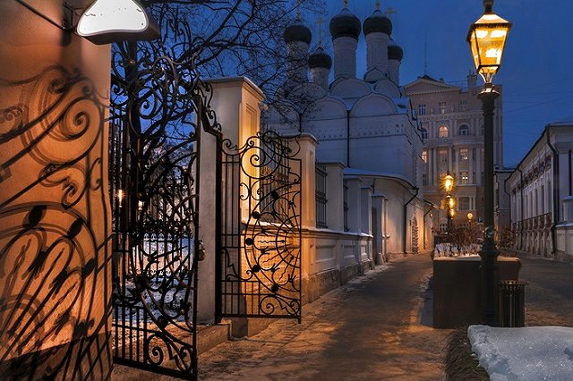 В центре Екатеринбурга в полдень загорелись фонари. «Куда уходят наши деньги?»