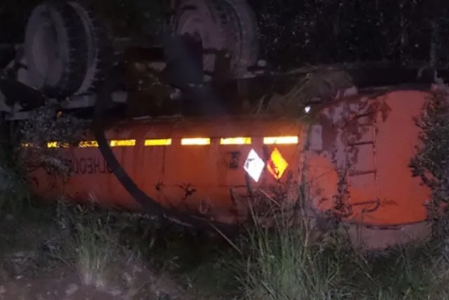 В Свердловской области перевернулся бензовоз с 16 тоннами топлива