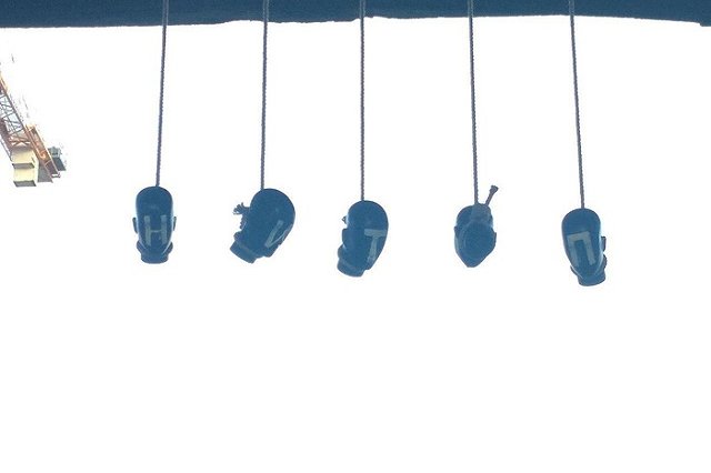 В Екатеринбурге под Макаровским мостом подвесили головы манекенов с надписью «ПУТИН» — фото