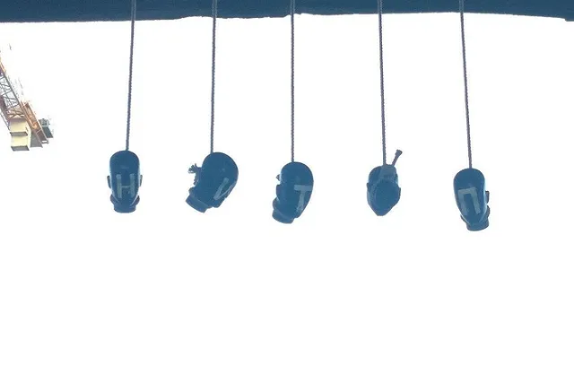 В Екатеринбурге под Макаровским мостом подвесили головы манекенов с надписью «ПУТИН» — фото