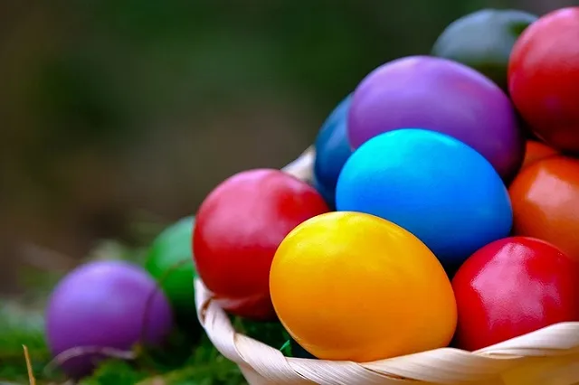 Не только луковая шелуха: эксперты рассказали, чем без вреда для здоровья покрасить яйца к Пасхе