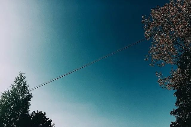 Упавший с прогнившей опоры провод под высоким напряжением убил рыбака под Ревдой