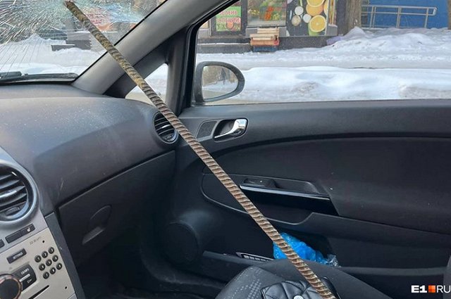 В Екатеринбурге неизвестные изрубили иномарку топором и всадили в стекло арматуру