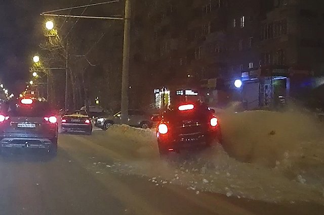 На Юго-Западе водитель без номеров протаранил машину, стоявшую на парковке