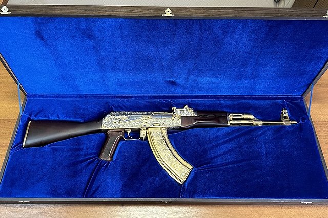 В Екатеринбурге задержали мужчину с золотым автоматом Калашникова