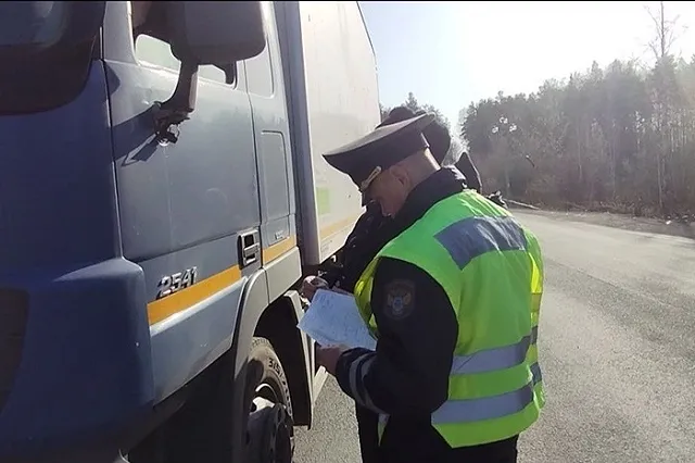 Екатеринбуржец пытался помочь водителю, в итоге их обоих сбила машина