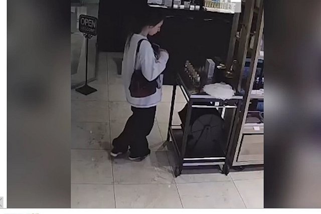 В Екатеринбурге девушка ворует парфюм из магазина, не стесняясь камер
