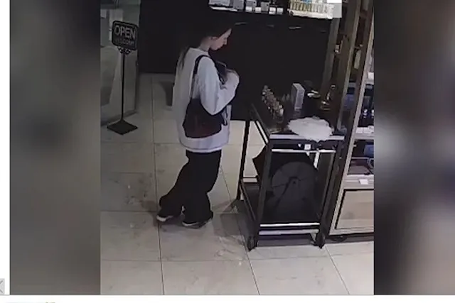 В Екатеринбурге девушка ворует парфюм из магазина, не стесняясь камер