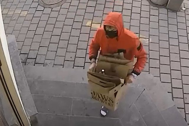 В Екатеринбурге неизвестный в маске попытался поджечь популярный бар