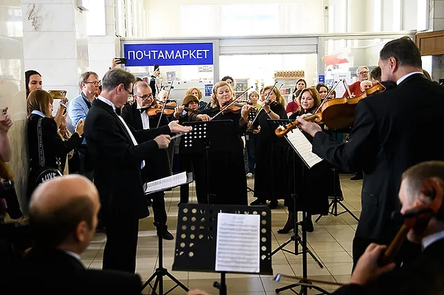 На Главпочтамт внезапно пришли музыканты и устроили большой концерт (ФОТО)