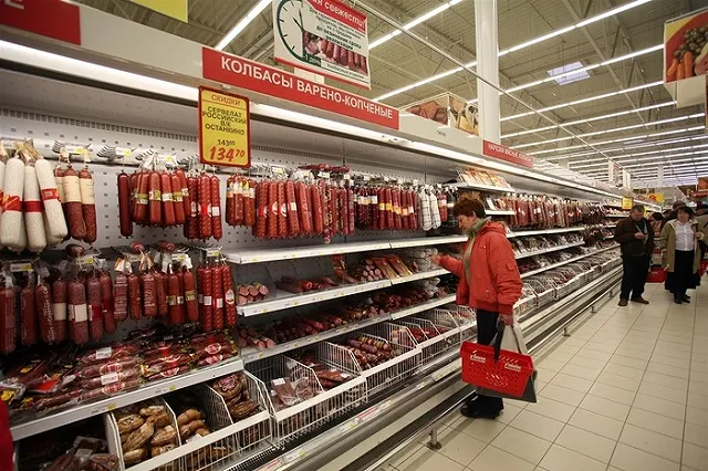 «Ашан» уличили в приготовлении пиццы с просроченной колбасой