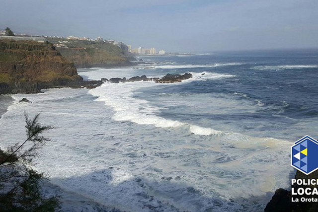 На Канарах туристов унесло в море волной из прибрежного бассейна