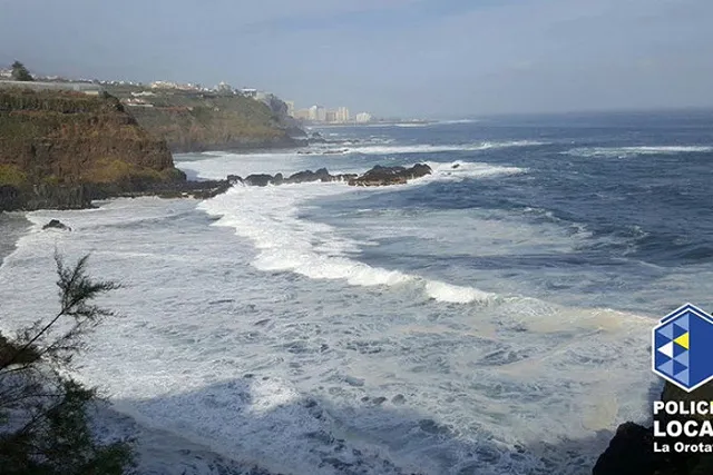 На Канарах туристов унесло в море волной из прибрежного бассейна