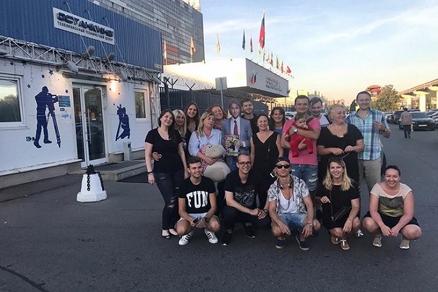 Команда «Пусть говорят» покинула Останкино с вещами и картонным Малаховым