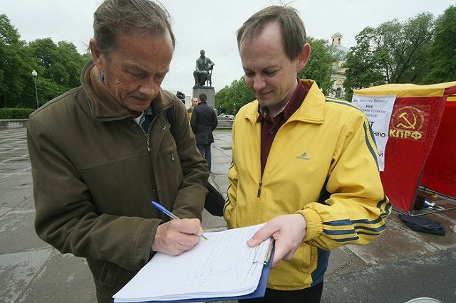 В Нижнем Тагиле активисты стоят в пикетах против повышения пенсионного возраста