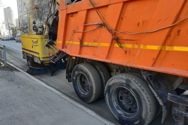 «Заботушки». В Ревде жители заметили в дождь поливальную машину за работой