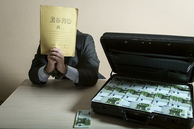 Полковника СКР задержали при получении взятки в 18 миллионов рублей