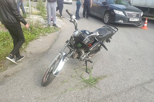 Водитель грузовой машины, поворачивая налево, сбил двух подростков на мотоцикле