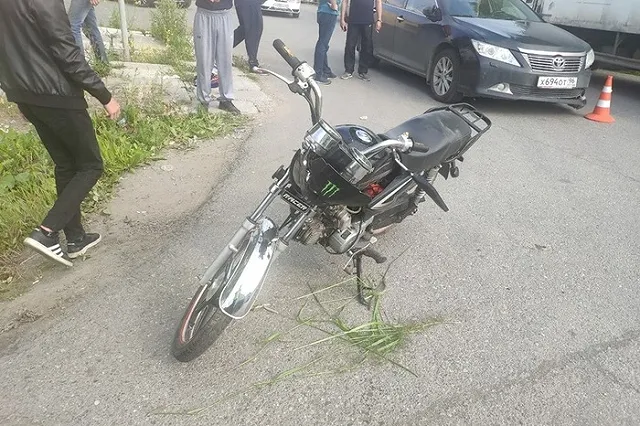 Водитель грузовой машины, поворачивая налево, сбил двух подростков на мотоцикле