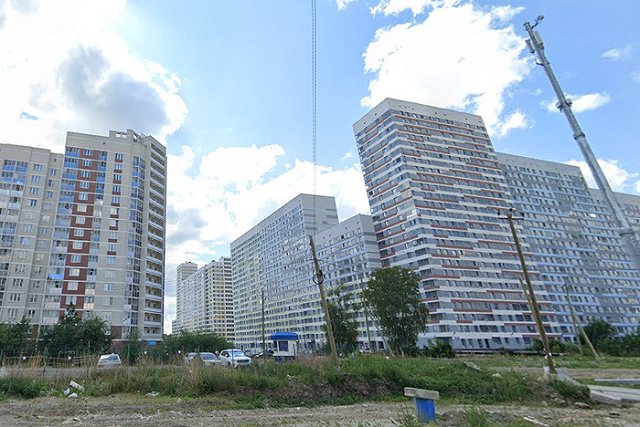 В Екатеринбурге люди живут в новостройке, укутанной пленкой