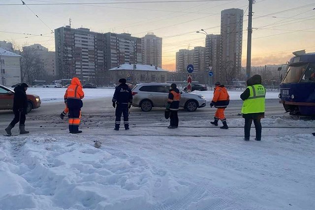 На Южном автовокзале внедорожник влетел в трамвай с пассажирами