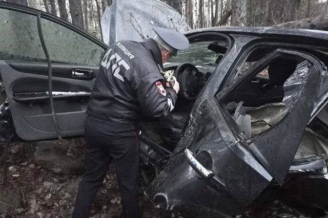 Водитель легковушки погиб на Серовском тракте, врезавшись в дерево