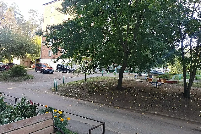 В Госдуме предложили сделать скамейки у подъездов обязательными