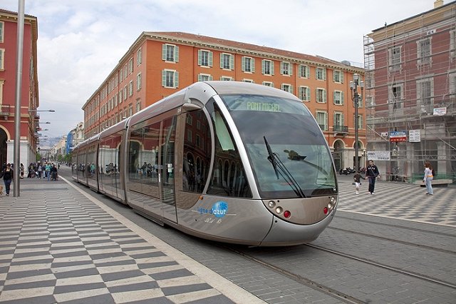 Зарядить за 20 секунд. В Ницце запустили инновационный трамвай