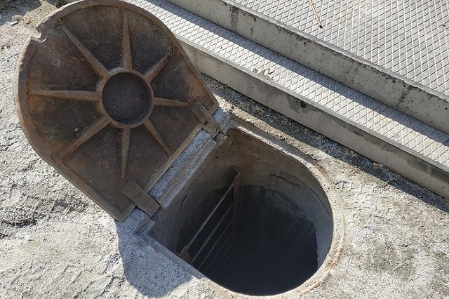 Зооспасатель Евгений с очевидцем вытащили собаку, упавшую в колодец