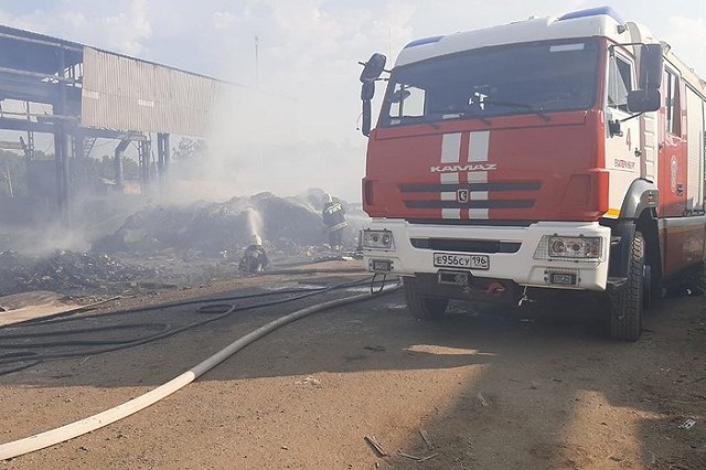 В Екатеринбурге горит склад магазина «Пятерочка»