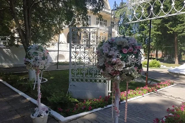 Фотограф рассказала, для чего снимала фотосессию с полуголой невестой